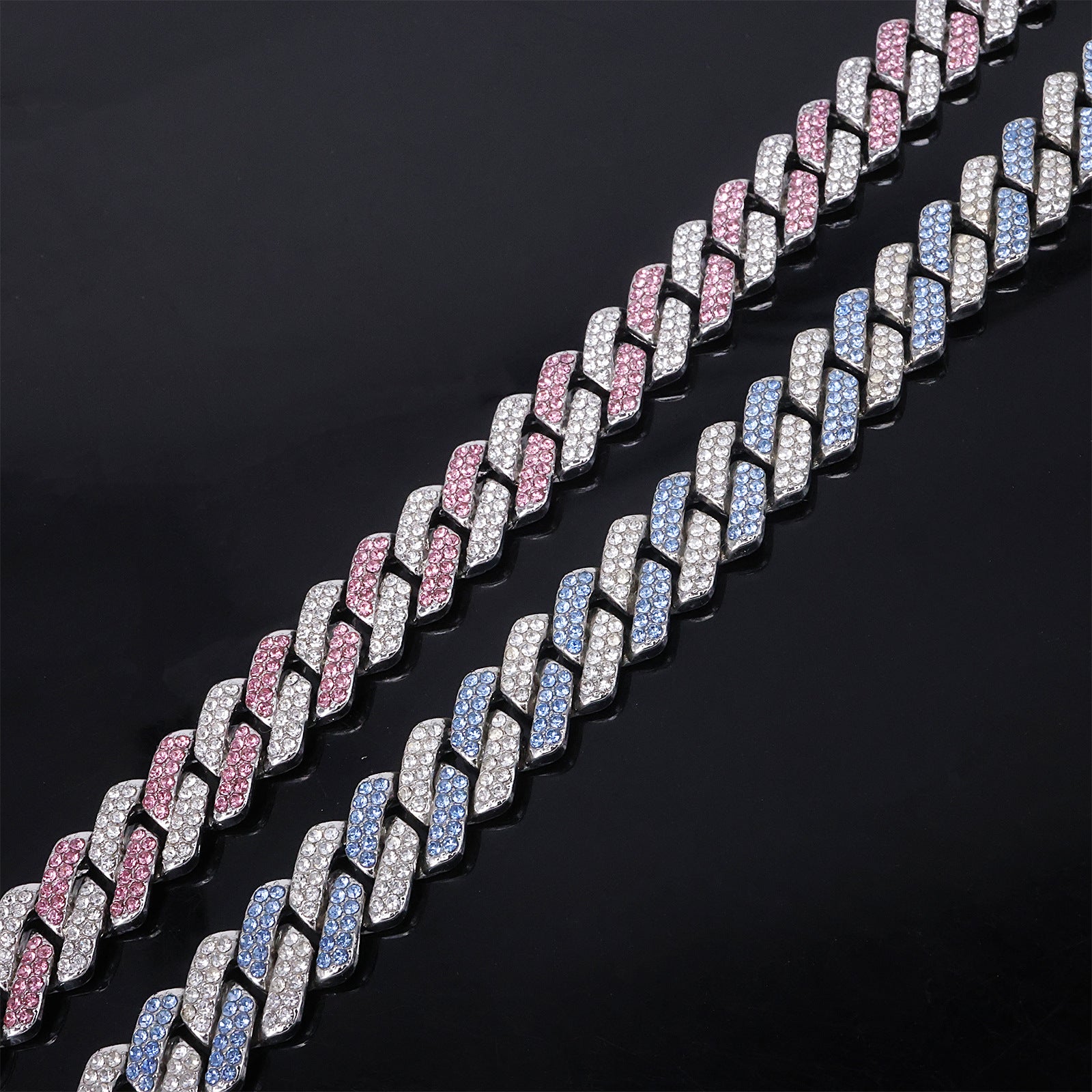Mens Alloy Necklace With A Hinged Clasp And A Diamond-Patterned